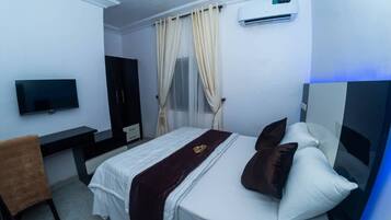 Standard-Suite | Hochwertige Bettwaren, Daunenbettdecken, Schreibtisch