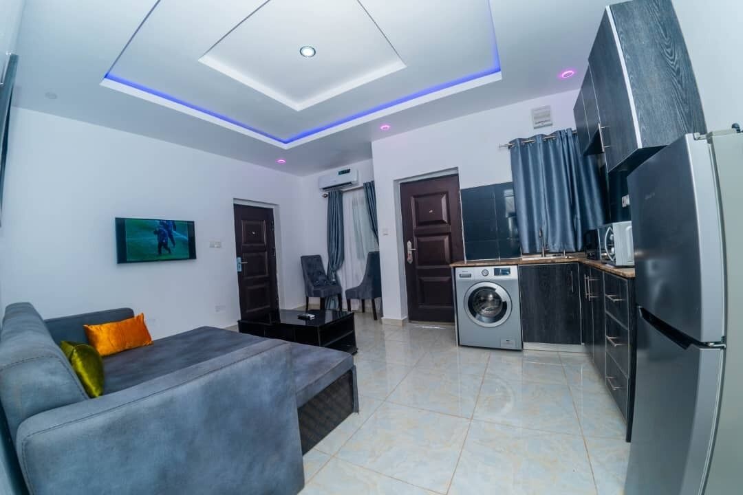 Executive Studio Suite | Living area | 43-inch LED TV with satellite channels, video-game console