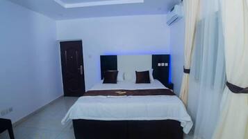 Studiosuite – executive | Sengetøy av topp kvalitet, dundyner og skrivebord