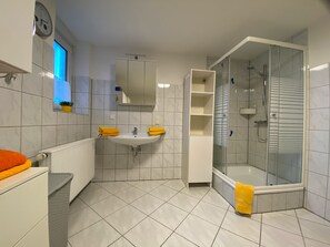 Dusch, hårtork, handdukar och tvål