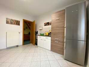 Fridge, microwave, oven, stovetop - Spacious vacation apartment on the outskirts of Goslar (Goslar)