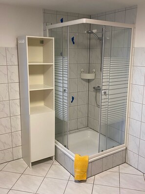 Dusj, hårføner, håndklær og såpe