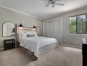 4 bedrooms, desk, iron/ironing board, free WiFi