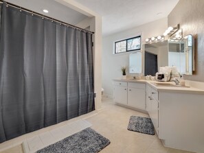 Douche, séchoir à cheveux, bidet, serviettes fournies