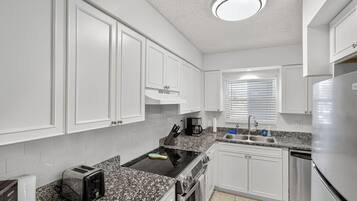 Deluxe-Apartment | Eigene Küche | Wasserkocher mit Kaffee-/Teezubehör, großer Kühlschrank, Mikrowelle