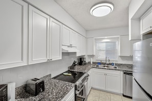 Apartamento Deluxe | Cocina privada | Cafetera o tetera, frigorífico grande, microondas y horno