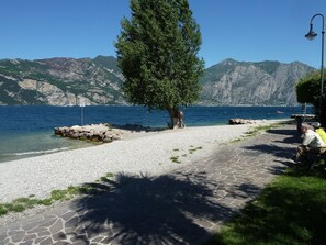 Sur la plage, chaise longue