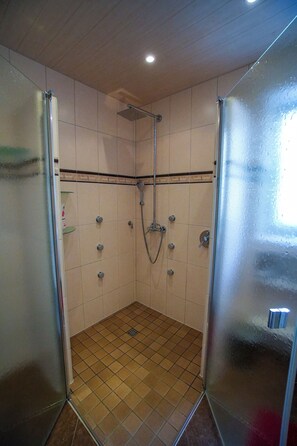 Een douche, een haardroger, handdoeken, zeep