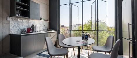 Réfrigérateur, micro-ondes, four, plaque de cuisson