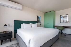 1 habitación, escritorio, tabla de planchar con plancha y cuna de viaje 