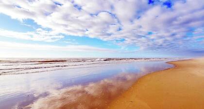 Beach Getaway Townhome, Private Pool & Walking Distance To Beach