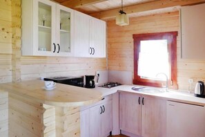 Kühlschrank, Mikrowelle, Herdplatte, Wasserkocher mit Kaffee-/Teezubehör