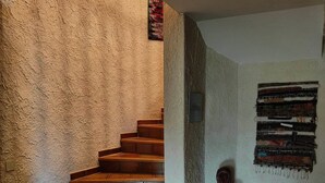 Una escalera con escalones de madera y una pared con textura.