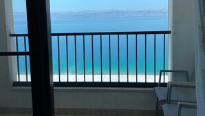 A balcony with a view of a beach and the sea. - Porto Dead Sea  (Sweimeh)