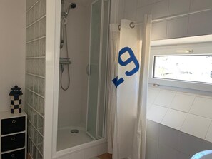 Shower, hair dryer, towels, soap - apartment on the ground floor of a villa, directly by the sea (Loctudy)