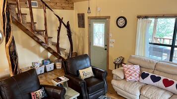 Smart TV, chimenea, libros y estéreo