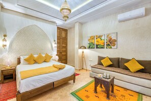 Kolmen hengen luksushuone | Minibaari, tallelokero huoneessa, työpöytä, äänieristys