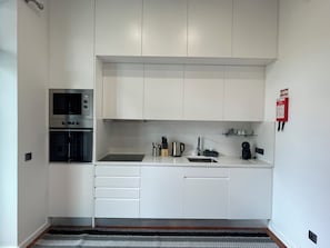Mini-KĂŒhlschrank, Mikrowelle, Ofen, Herdplatte