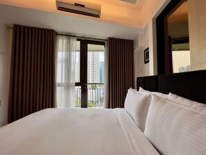 1 bedroom, iron/ironing board, free WiFi, bed sheets - Parkview Spacious 1BR w/ Balcony near Greenbelt Mall Makati City (Makati)