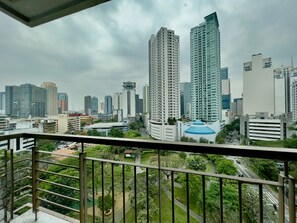Property grounds - Parkview Spacious 1BR w/ Balcony near Greenbelt Mall Makati City (Makati)
