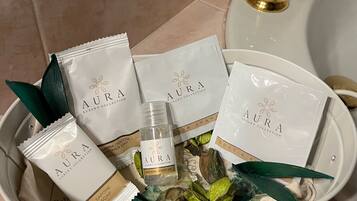 Douche, sĂšche-cheveux, bidet, serviettes fournies