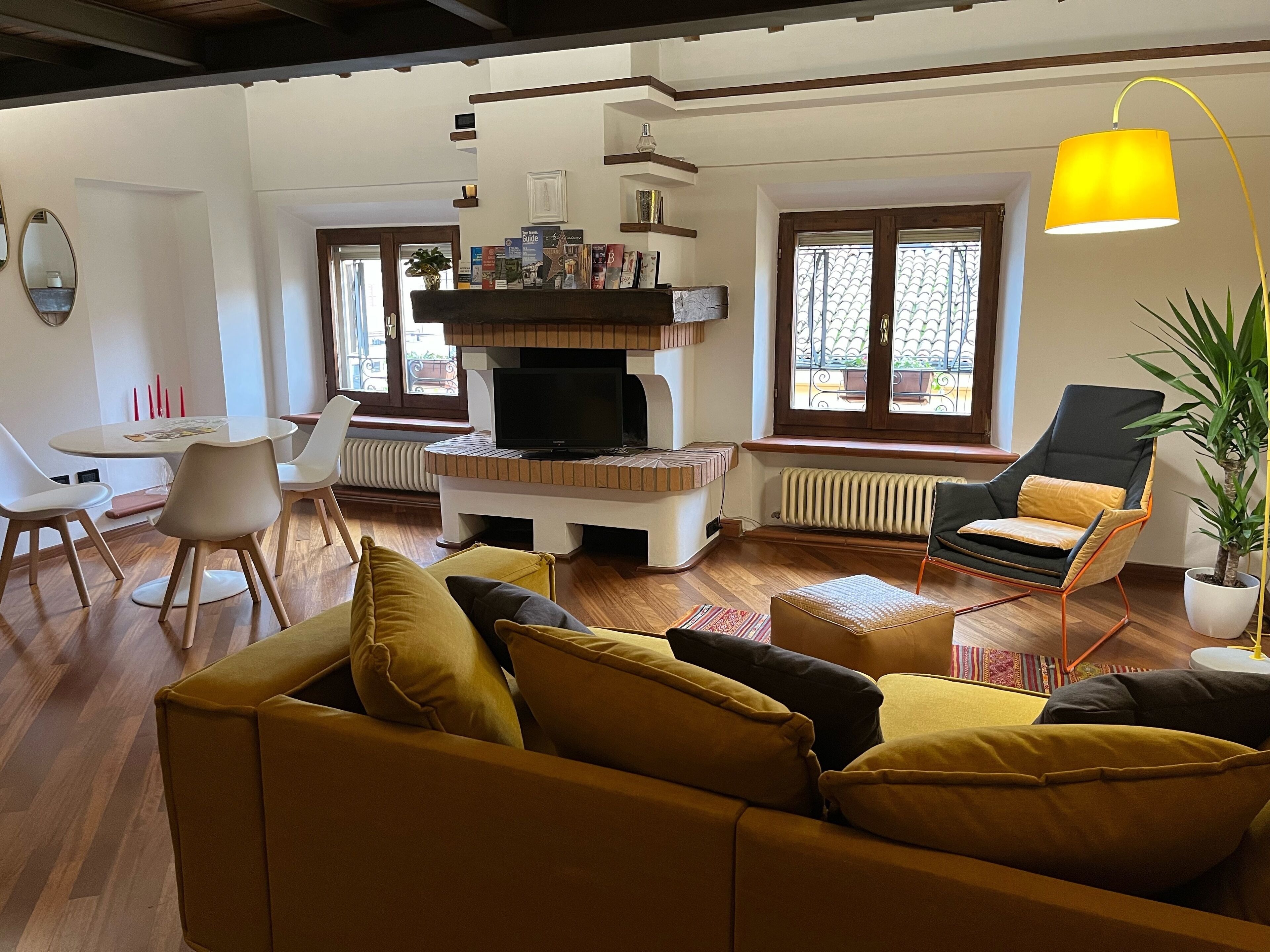 Smart TV, chimenea y reproductor de DVD 