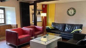 Smart-tv, een open haard, een dvd-speler en een tafeltennistafel