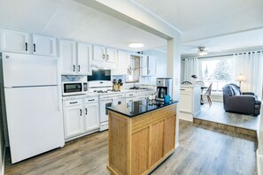 Køleskab, mikrobølgeovn, ovn, kaffe-/temaskine