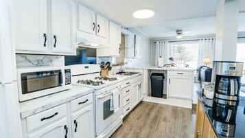 Fridge, microwave, oven, coffee/tea maker