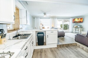 Køleskab, mikrobølgeovn, ovn, kaffe-/temaskine