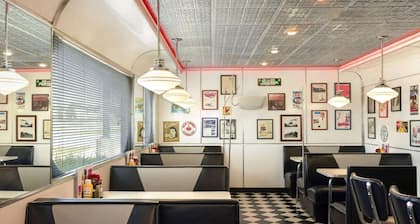 Travelodge by Wyndham Wellington KS