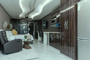 Muebles diferentes, escritorio y espacio para trabajar con laptop 