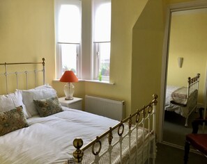 2 عدّة غرف نوم ومكواة/لوح كي وواي فاي مجانًا وملاءات أسرّة