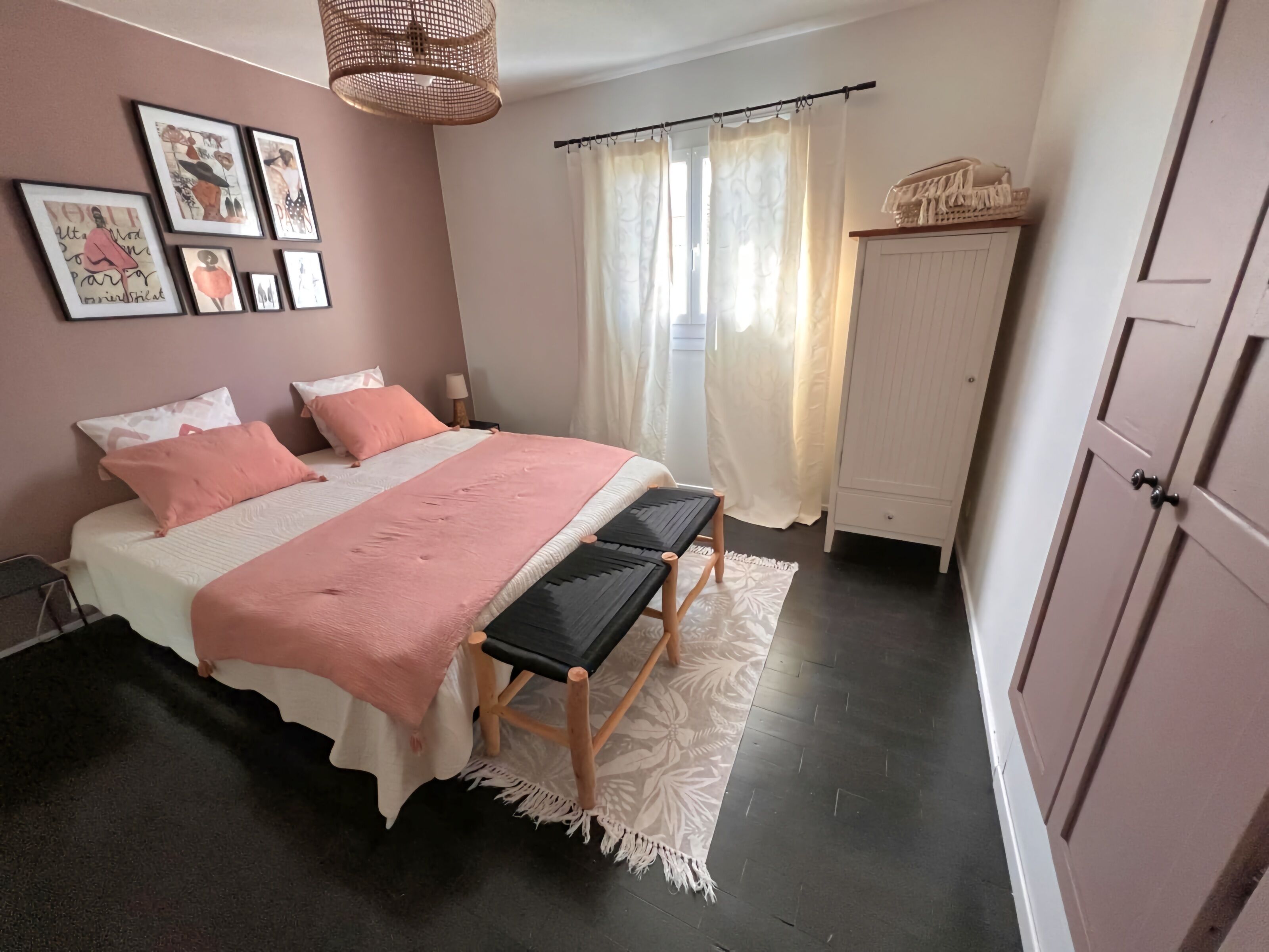 3 slaapkamers, een strijkplank/strijkijzer, reisbedje, gratis wifi