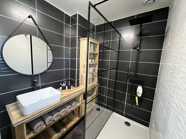 Douche, articles de toilette écologiques, sÚche-cheveux