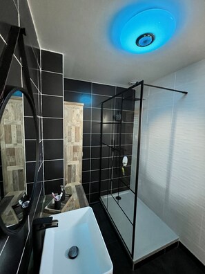 Douche, articles de toilette écologiques, sèche-cheveux