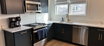 Bright and clean home within a quick walk to Hyde Park Square