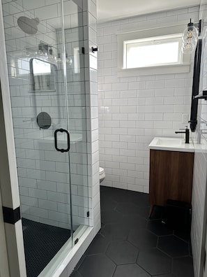 Dusj, hårføner, håndklær og såpe
