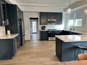 Fridge, microwave, oven, stovetop - Bright and clean home within a quick walk to Hyde Park Square (Cincinnati)