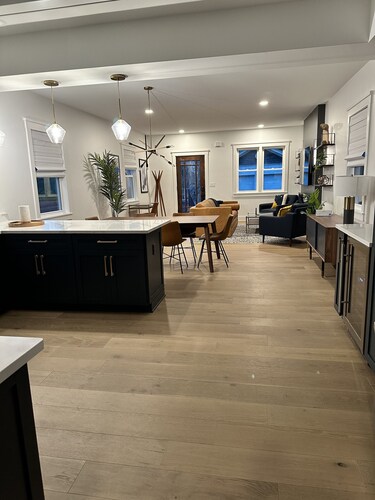 Bright and clean home within a quick walk to Hyde Park Square