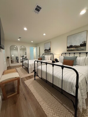4 bedrooms, WiFi, bed sheets - Sam Rayburn Stunner - South End - Fully Remodeled, Water View, and Water Access (Brookeland)