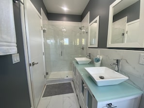 Hair dryer, towels, soap, shampoo - Modern Luxurious Miami Home (Miami)