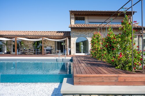 Experience Cortona at modern and cozy Qi Villa & Spa
