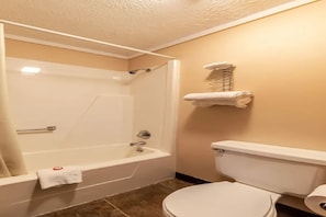 A bathroom with a bathtub, toilet, and a towel rack. - Hotel Wadsworth OH I-76 (Wadsworth)