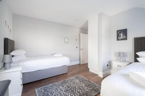 4 室のベッドルーム、アイロン / アイロン台、WiFi、ベッドシーツ