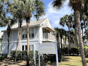 Exterior - Stylish condo near beach sleeps 4+ in Destin, FL, excellent central location B (Destin)