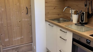 Kühlschrank, Herdplatte, Wasserkocher, Hochstuhl