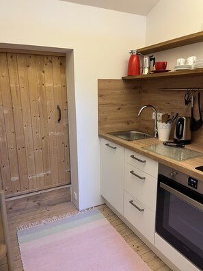 Fridge, stovetop, electric kettle, high chair - Chic loft studio in a historic farmhouse (Fuchstal)