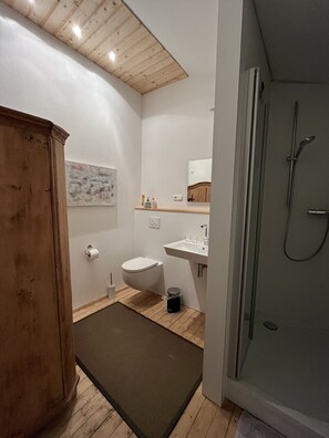 Hair dryer, towels, soap, shampoo - Chic loft studio in a historic farmhouse (Fuchstal)