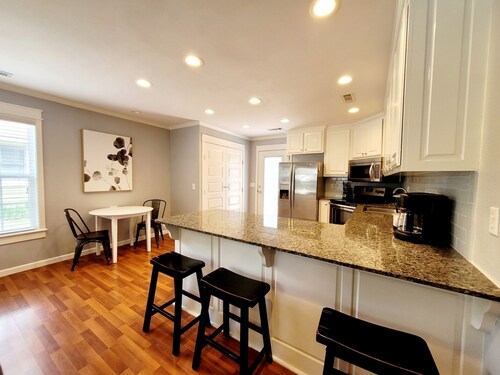 2nd Street Retreat: Private Cottage in Downtown Bentonville